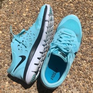 Aqua running shoes